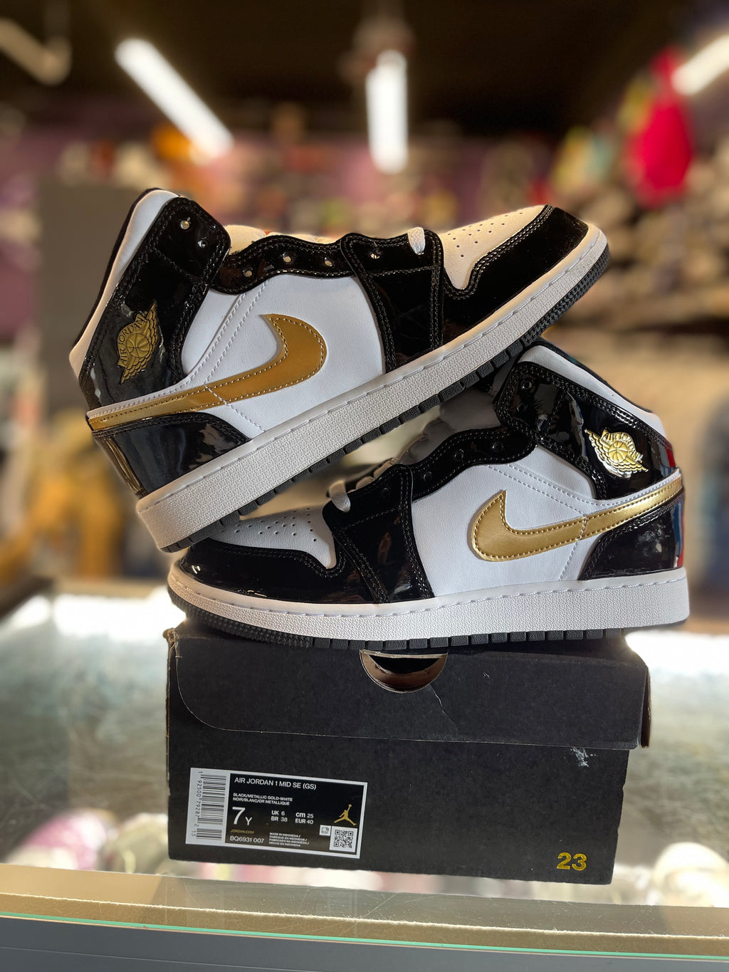 2019 Air Jordan Retro 1 Mid "Patent Black White Gold"